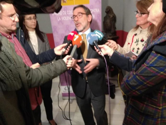 El delegado del Gobierno atendiendo a los medios