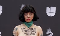 Mon Laferte muestra sus pechos con un mensaje de protesta en los Latin Grammy: "En Chile torturan, violan y matan"