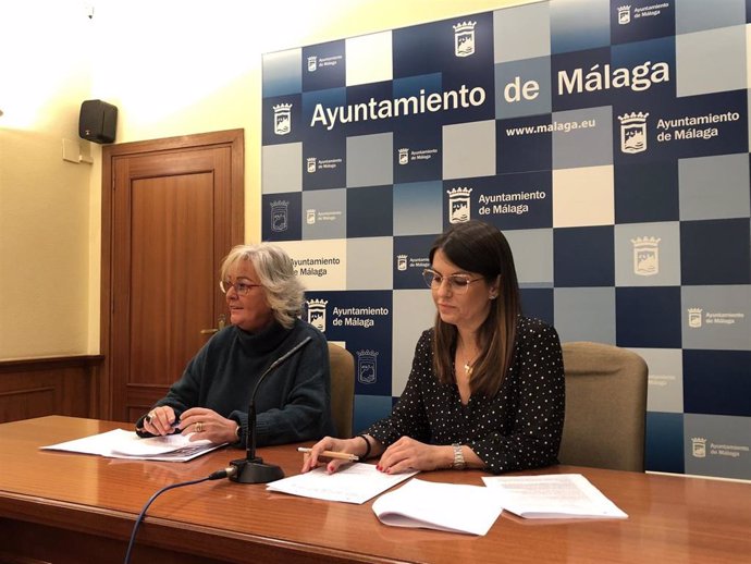 Las concejalas Teresa Porras (i) y Susana Carillo (d) en rueda de prensa