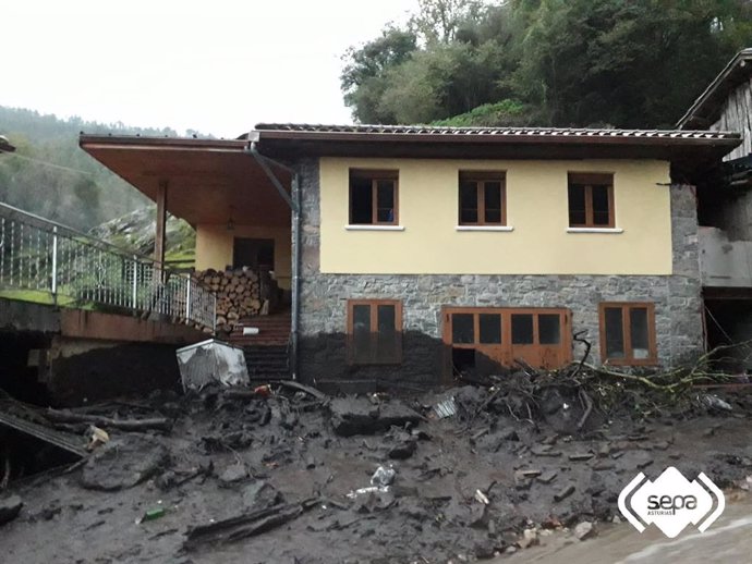Casa afectada por un argayo en Salas.