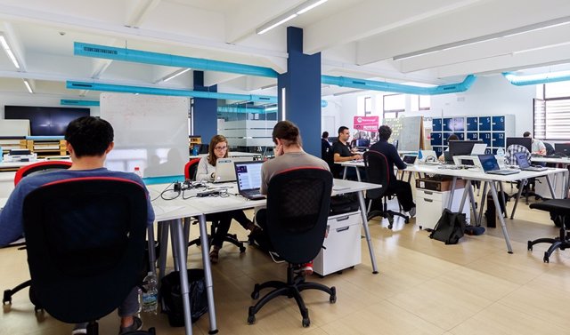 Emprendedores formándose en uno de los centros de 'crowdworking' de la red Andalucía Open Future.