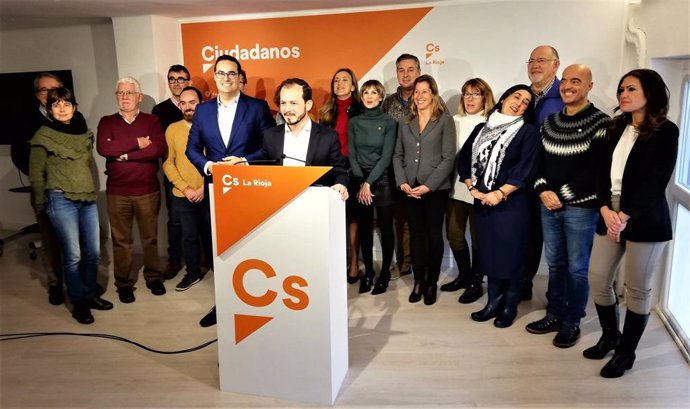 El portavoz autonómico de Ciudadanos, Pablo Baena, ha comparecido junto a concejales y diputados del partido para valorar los resultados del 10N tras "una semana dura".
