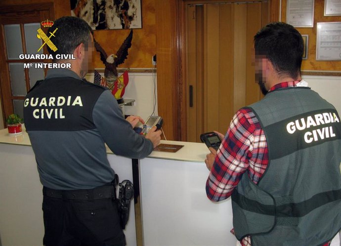 Detenido en San Javier a un clonador de numeración de tarjetas bancarias por estafar a una veintena de personas