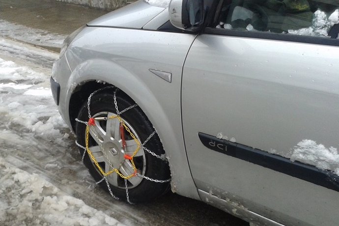 Coche con cadenas para circular por nieve