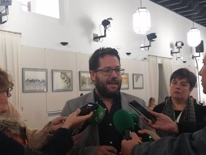 El dirigente de Podemos Andalucía y portavoz adjunto del grupo Adelante, José Ignacio García, atendiendo a los periodistas