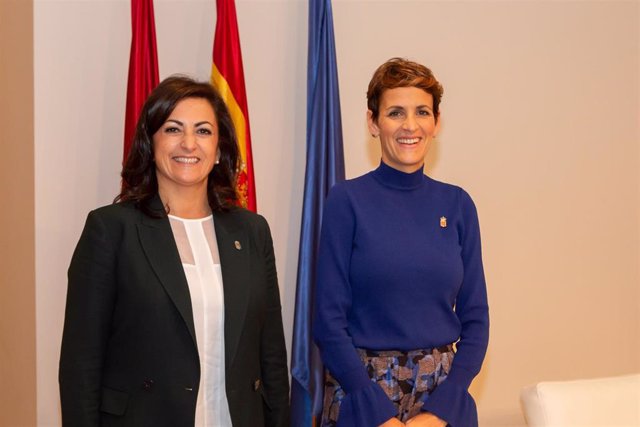 La presidenta de Navarra, María Chivite (d), y la presidenta de La Rioja, Concha Andreu, en una reunión que han mantenido en el Palacio de Navarra, en Pamplona.