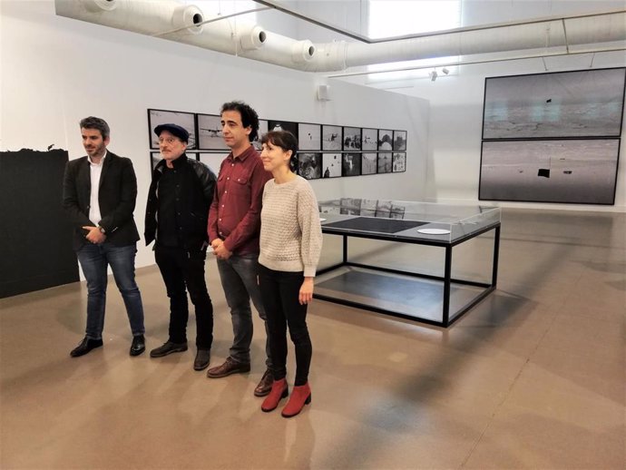 Santiago Sierra ha acudido a la presentación de la muestra 'Fronteras', en la Sala Amós Salvador, de la que forma parte su trabajo 'Bandera negra'.