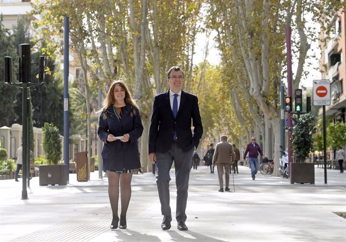El alcalde de Murcia, José Ballesta, junto a la concejal de Juventud y Desarrollo Sostenible, Rebeca Pérez, inaugura la Fase II de la Avenida Alfonso X El Sabio