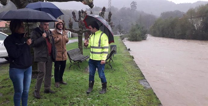 La consejera de Presidencia, Rita Camblor, visita la zona afectada por un desprendimiento en la localidad de Villazón, en Salas.