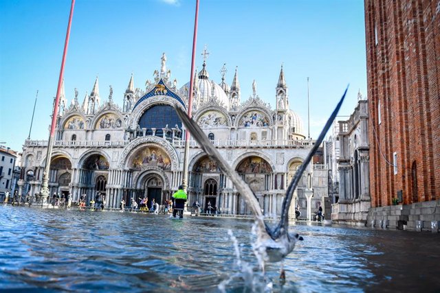 La Plaza de la Basílica de San Marcos en Venecia, inundada por la marea alta