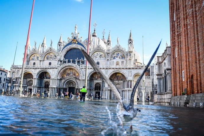 Italia.- La marea alta en Venecia obliga a cerrar la Plaza de San Marcos y a res