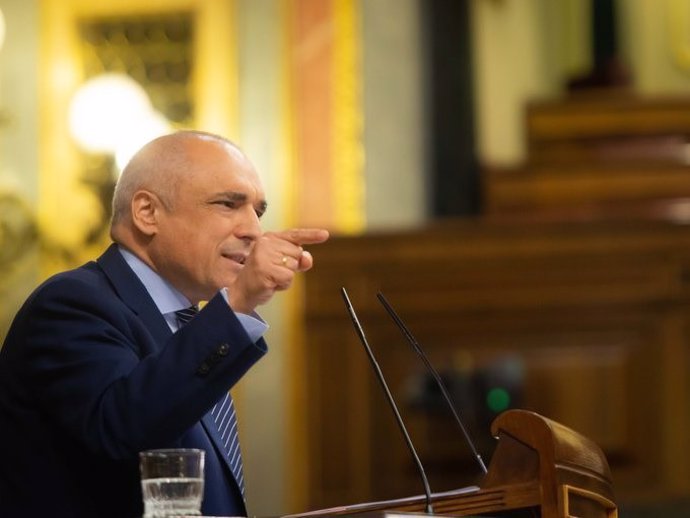 Rafael Simancas, diputado del PSOE, desde la tribuna del hemiciclo