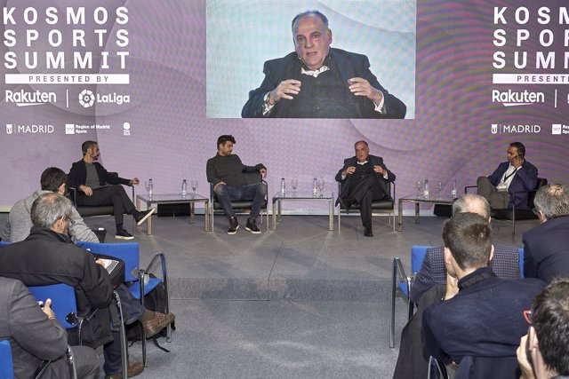 El presidente de LaLiga, Javier Tebas, y el jugador del FC Barcelona Gerard Piqué en el Kosmos Sports Summit