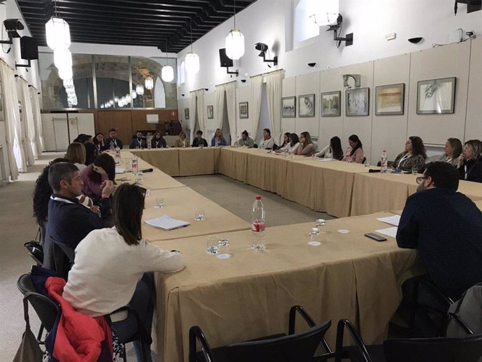 El portavoz adjunto del grupo Adelante Andalucía, José Ignacio García, durante una reunión con AMPA y docentes provenientes de las ocho provincias andaluzas en el Parlamento