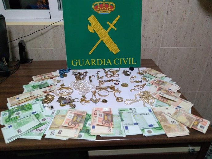 Imagen del dinero y las joyas intervenidas a los detenidos