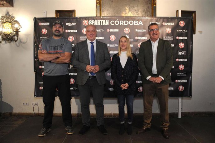 Antonio Ruiz (centro) en la presentación de la 'Spartan Race'