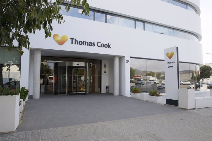 Les oficines de la companyia de viatges Thomas Cook a Palma (Balears), hores després que l'empresa britnica anunciés la seva fallida i que diversos dels seus vols anessin cancellats.