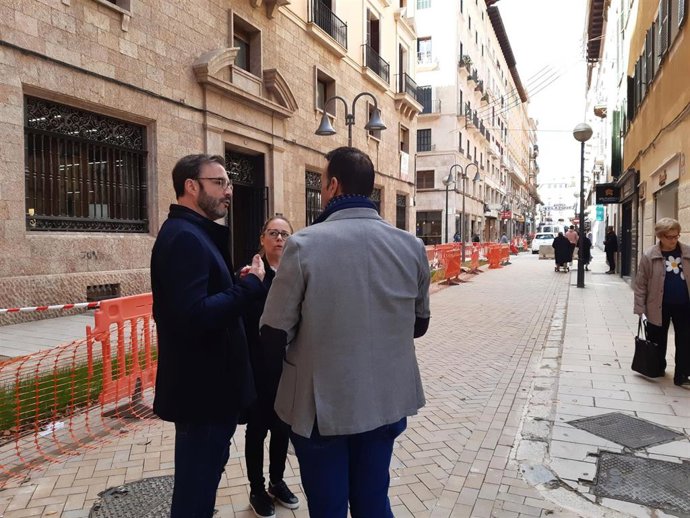 El alcalde de Palma, José Hila, y el regidor de Movilidad Sostenible, Frances Dalmau, han visitado este lunes las obras.
