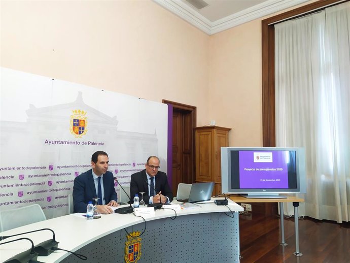 Simón (I) y Cárcel presentan el borrador del Presupuesto del Ayuntamiento de Palencia para 2020.