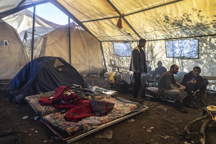 Bosnia.- El frío empeora la situación de miles de migrantes atrapados en la fron
