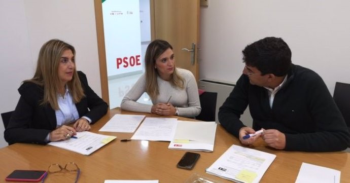 En el centro,la parlamentaria del PSOE por la provincia de Huelva María Márquez.