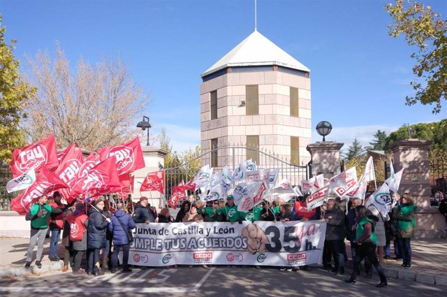 Concentración de delegdos sindicales ante la Junta para reclamar la implantación de la jornada de 35 horas.