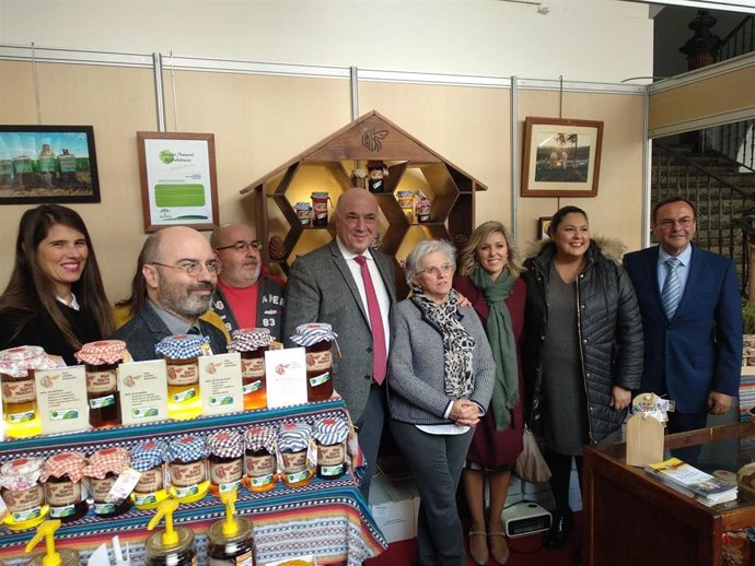 Antonio Ruiz (centro) visita una de los estand de Expomiel