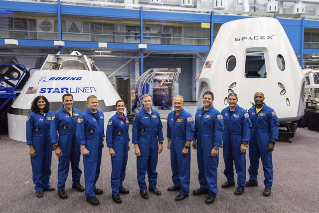 Astronautas en preparación para volar en Crew Dragon y Starliner