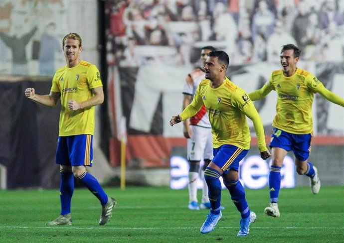 Los jugadores del Cádiz Nano Mesa, Alex Fernández y David Querol celebran un gol en el partido de la Liga SmartBank contra el Rayo