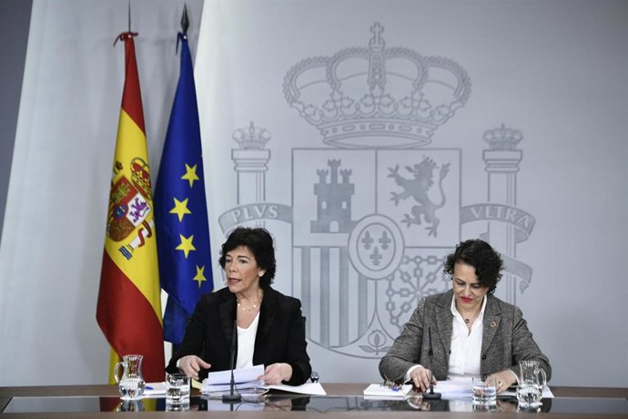 La ministra portavoz en funciones, Isabel Celaá, y la ministra de Trabajo, Migraciones y Seguridad en funciones, Magdalena Valerio, comparecen en rueda de prensa tras la celebración del Consejo de Ministros.