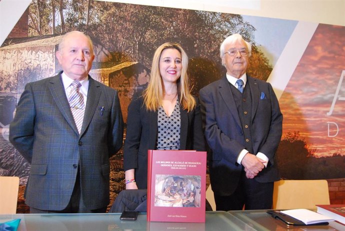 El autor, el doctor en Historia José Luis Pérez Moreno, ha presentado la publicación de su trabajo acompañado por la alcaldesa de la ciudad, Ana Isabel Jiménez.