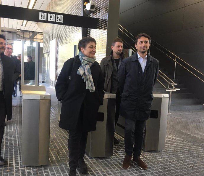 El conseller Dami Calvet visita con Rosa Alarcón la estación de la Zona Franca de la L10 sur de Metro