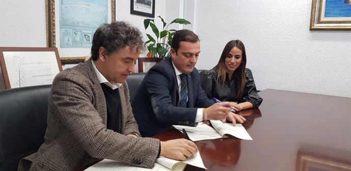 Firma del convenio entre Francesc Colomer y Andrés Martínez