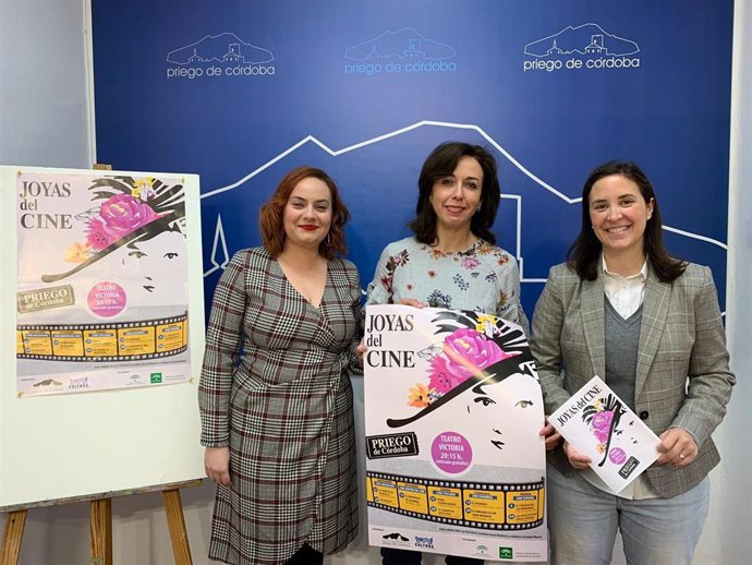 Casanueva (dcha.) presenta el ciclo 'Joyas del cine'