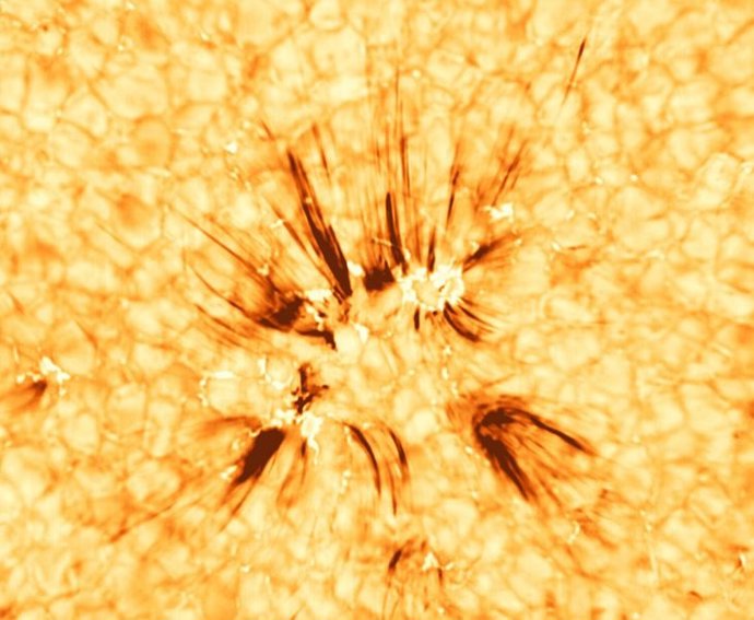 Las misteriosas espículas solares, ligadas a la reconexión magnética
