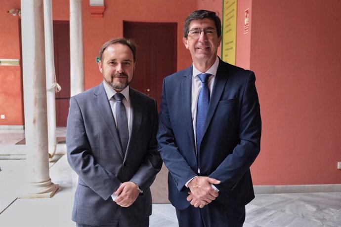 El vicepresidente de la Junta, Juan Marín, con el director general de Infraestructuras Judiciales y Sistemas, Miguel Ángel Reyes.