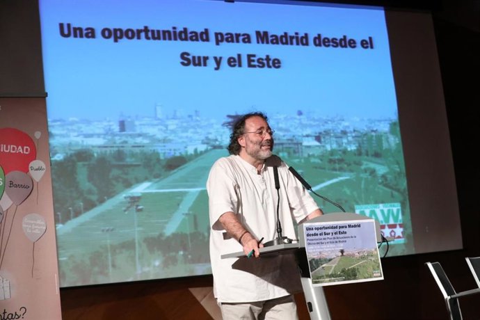 El presidente de la FRAVM, Quique Villalobos, en un acto de la Oficina del Sureste.