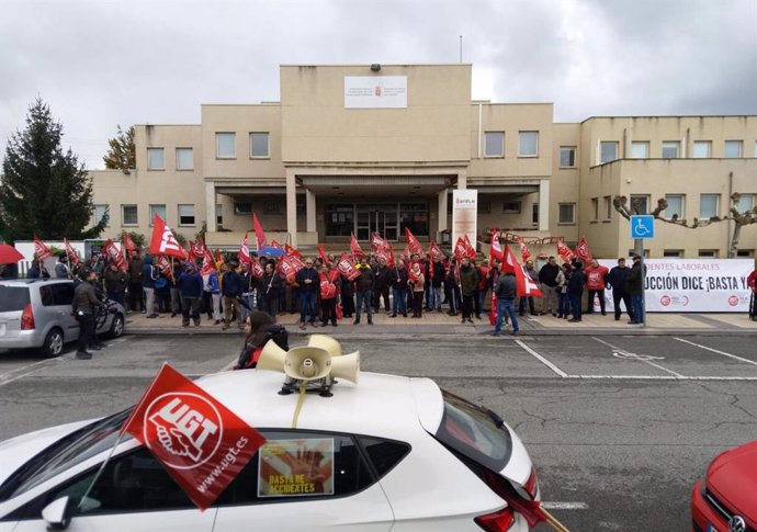 Concentración de trabajadores de la construcción durante el paro convocado por UGT en Navarra.