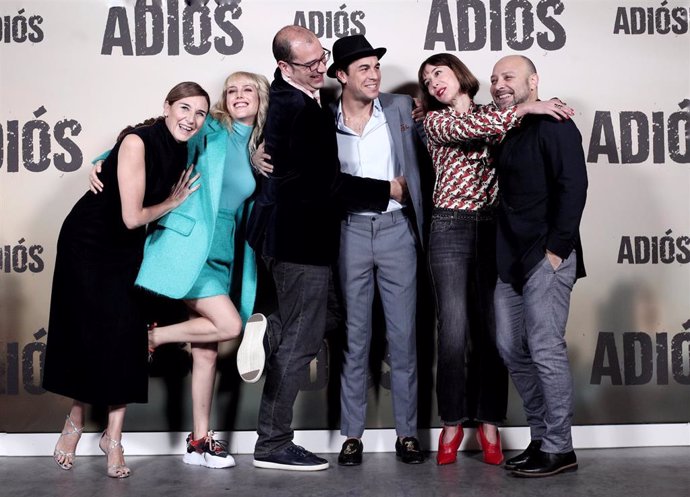 (i-d) Mona Martínez; Natalia de Molina; el director de la película, Paco Cabezas; Mario Casas; Ruth Díaz; y Vicente Romero, posan juntos en el photocall de la película Adiós, en Madrid, a 15 de noviembre de 2019.