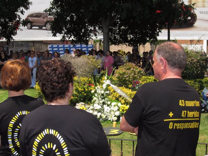 Ofrena floral en record a les víctimes de l'accident de metre de Valncia.