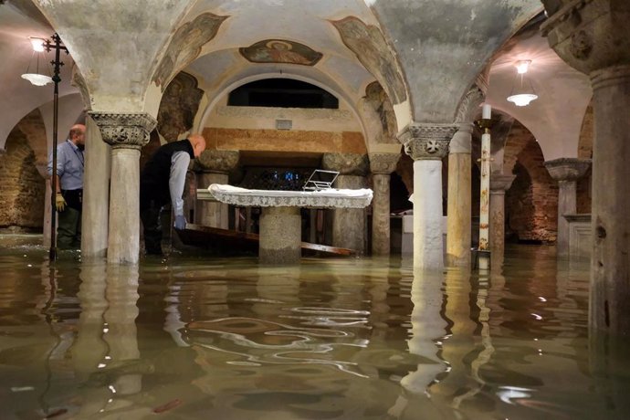 La cripta de la Basílica de San Marcos inundada por la marea alta en Venecia