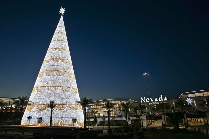 Ximénez Group instala el árbol de Navidad luminoso más alto de Europa en el Centro Comercial Nevada Shopping de Granada