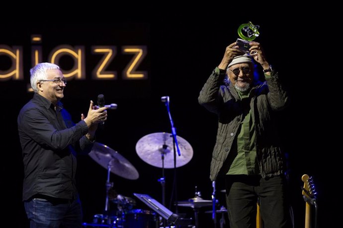 El saxofonista Charles Lloyd recoge el Premio 'Cifu'.