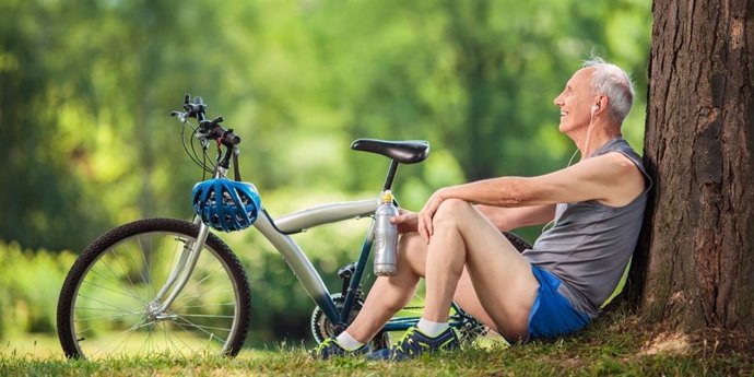 Anciano, ejercicio, bicicleta