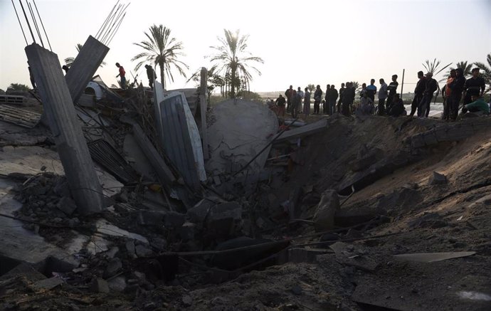 Daños causados por un bombardeo de Israel contra la localidad de Jan Yunis, en el sur de la Franja de Gaza