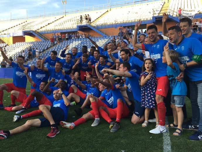 La plantilla del CF Fuenlabrada celebra su ascenso a LaLiga 1/2/3.