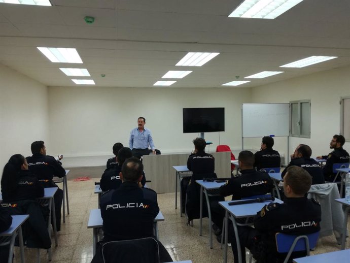 Agentes de la Policía Nacional en Baleares han participado esta semana en una formación conjunta con el personal de emergencias del 112, en materia de autoprotección y riesgos laborales.