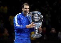 Nadal recibe su trofeo de número uno de 2019