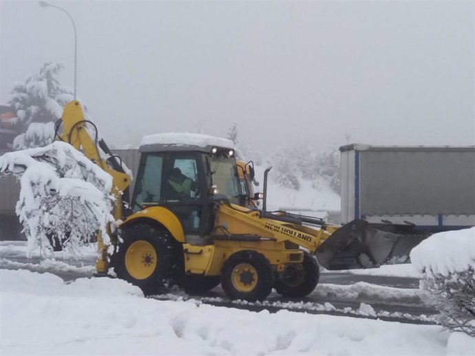 La nieve obliga a cerrar a todo tipo de vehículos el puerto de Herrera y a camiones y articulados el de Orduña