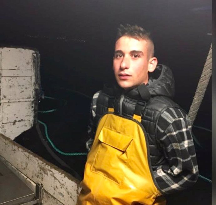 Imagen del joven que rescató a cinco marineros del 'Divino del Mar' subida por Salvamento Marítimo a su perfil de Twitter